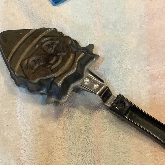 Elf on the shelf book lot with pancake mold - Picture 14 of 14